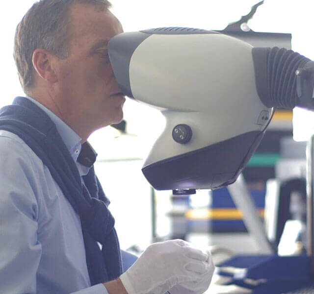 Sjekker steinen og setting